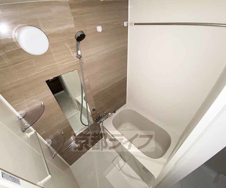 バス・シャワールーム　鏡のある便利なお風呂