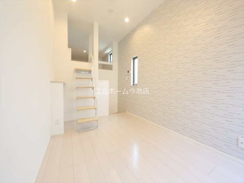 居室・リビング　洋室6.3帖　エアコン付　収納充実　バルコニー