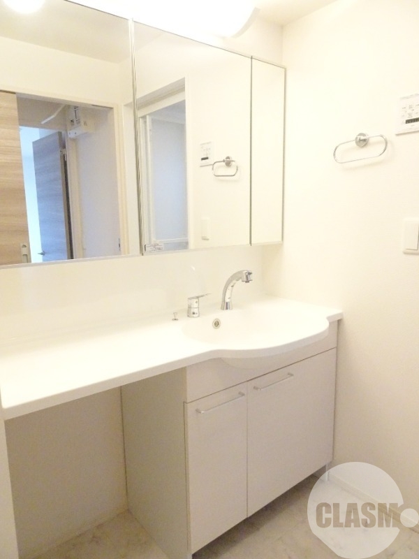 洗面設備　鏡の大きなシャンプードレッサー♪