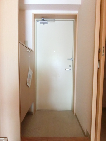 玄関　シューズボックス付の段差の少ない玄関です。