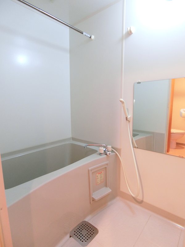 バス・シャワールーム　清潔感のあるお手入れしやすいユニットバスです