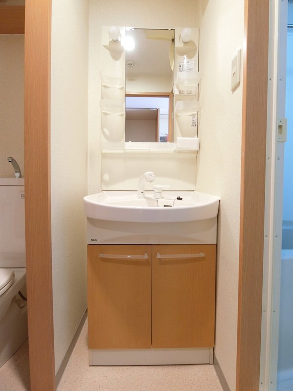 洗面設備　嬉しい独立洗面台はシャワーノズル付きです