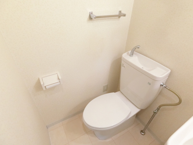 トイレ　人気のバストイレ別。脱衣室も兼ねてます