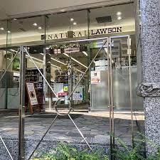 コンビニ　ナチュラルローソン コモディオ汐留店（コンビニ）まで145m