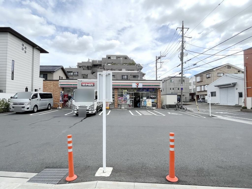 コンビニ　セブン-イレブンさいたま曲本5丁目店（コンビニ）まで240m