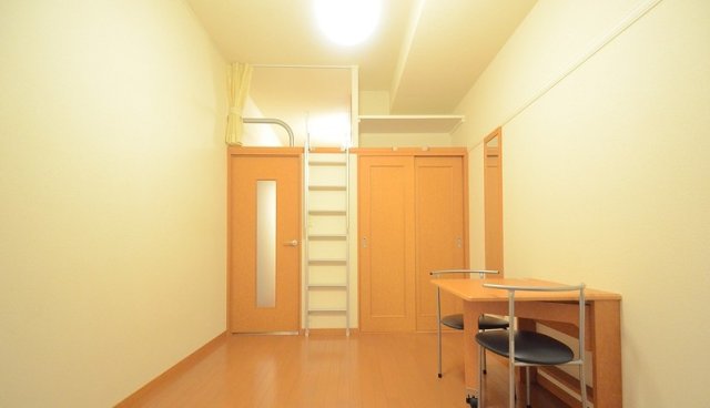 居室・リビング　同物件別号室