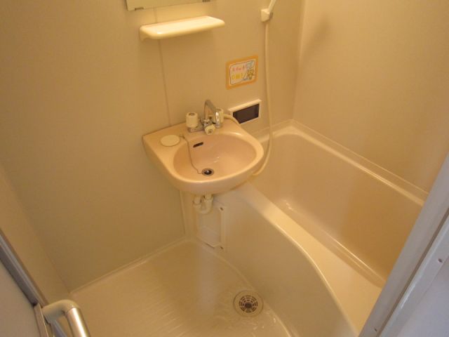 バス・シャワールーム　洗面一体型のバスルーム。浴室ＴＶも付いてます