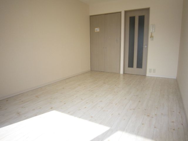 居室・リビング　ホワイト基調で清潔感のある室内です