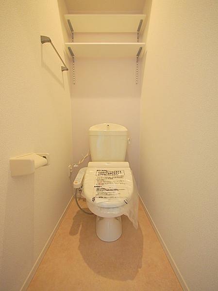 トイレ　トイレは温水洗浄便座つきです。