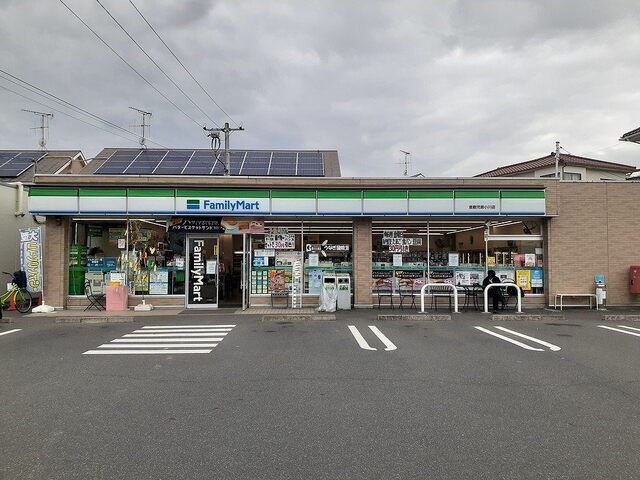 コンビニ　ファミリーマート（コンビニ）まで180m