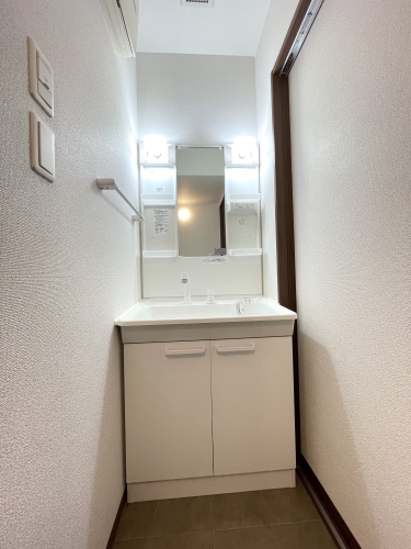 洗面設備　反転タイプの写真です。