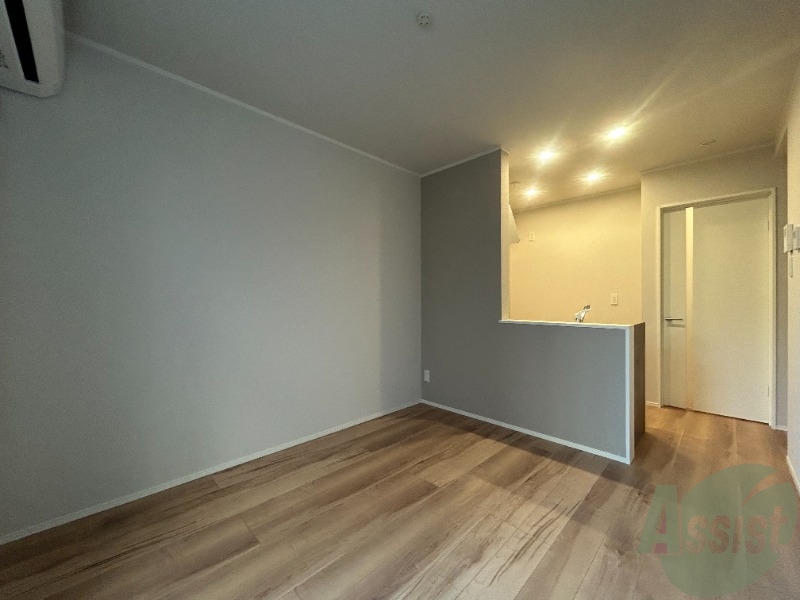 居室・リビング　８．５帖のＬＤＫです。広々としてきれいですね。