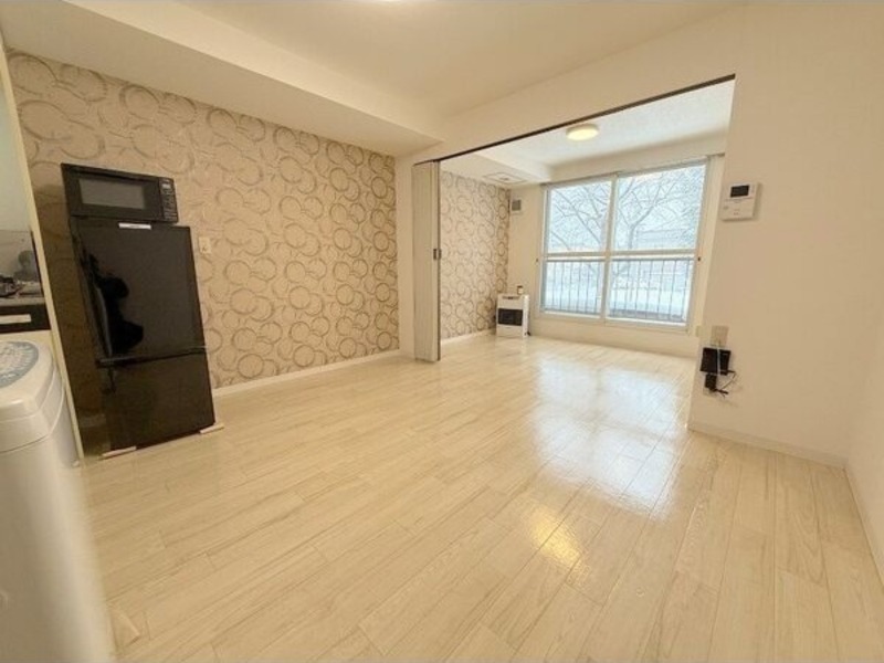 居室・リビング　内装中につき別号室の画像です。