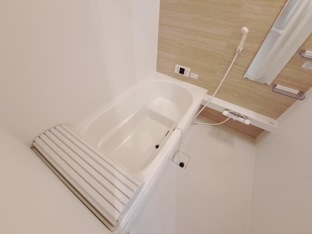 バス・シャワールーム　●バスルームは追焚き・浴室換気乾燥機付き♪