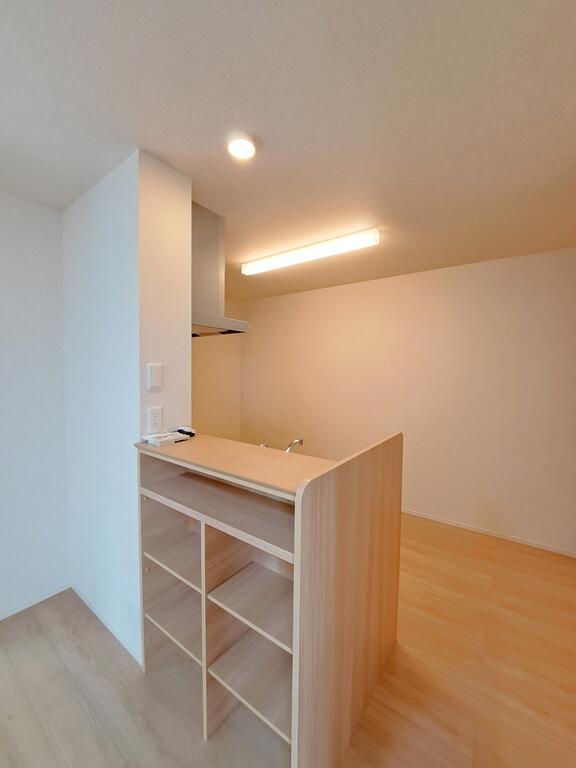 その他設備　●キッチン裏は収納棚になっています♪