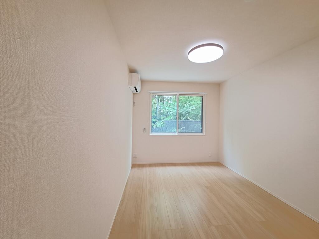 その他部屋・スペース　●洋室6.57帖は寝室にどうぞ♪