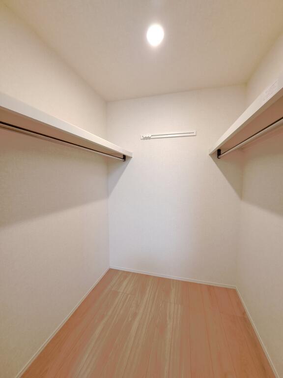 収納　●たっぷり収納のウォークインクローゼット♪
