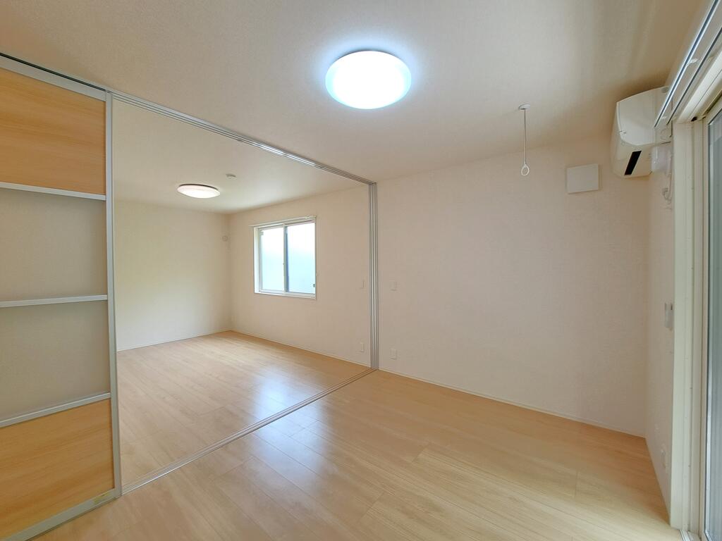 居室・リビング　●開放的なリビング♪（エアコン設置済み）