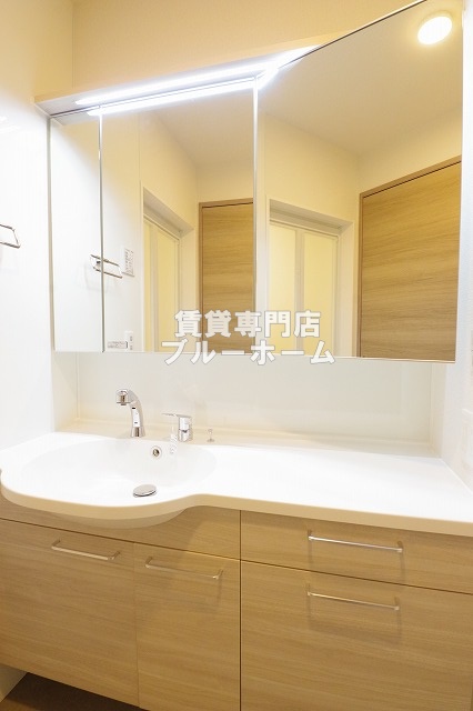 洗面設備　大きな三面鏡独立洗面台！