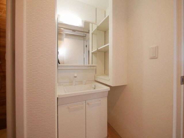 洗面設備　朝の支度に便利な、独立洗面化粧台です♪