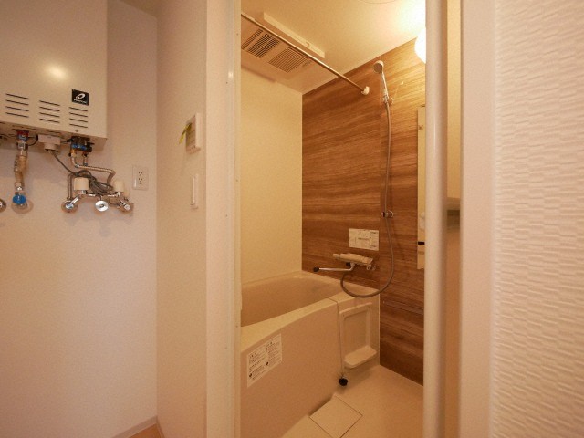 バス・シャワールーム　ゆったりと出来る、長方形タイプの浴槽です♪