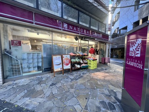 コンビニ　ナチュラルローソン 虎ノ門巴町店（コンビニ）まで122m