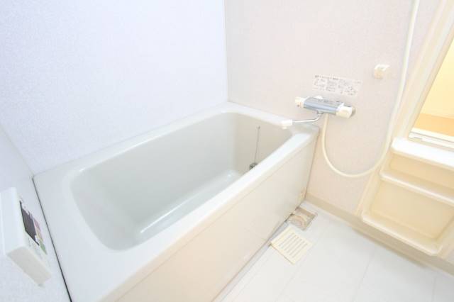 バス・シャワールーム　ゆったりバスルームです。