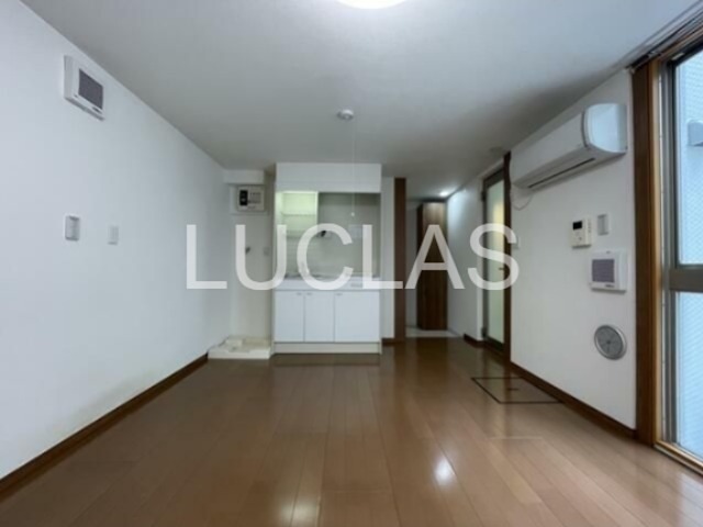 居室・リビング　落ち着いた色味の床材がくつろぎ空間を演出。