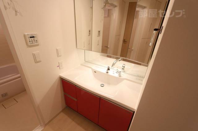 洗面設備　温水洗浄便座が設備として備わります。