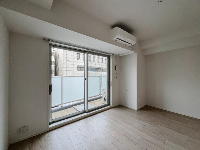 居室・リビング　落ち着いた色合いの床材を使用した居住空間です。