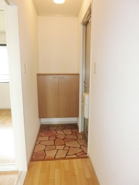 玄関　玄関にはシューズボックスがあります