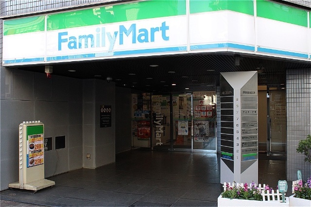 コンビニ　ファミリーマートサンズ西新宿店（コンビニ）まで258m