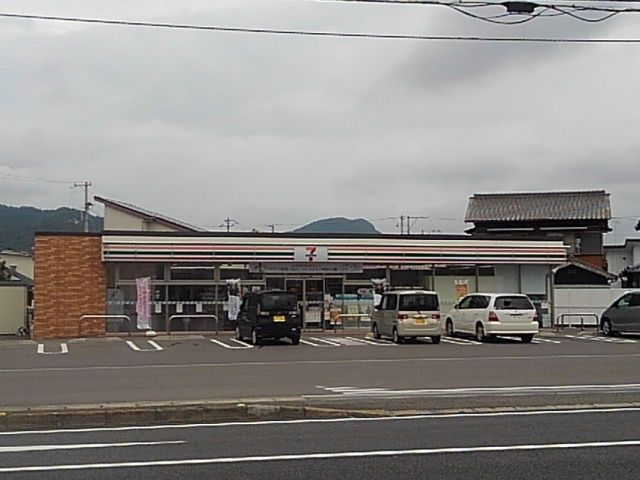 コンビニ　セブンイレブン三豊市役所前店（コンビニ）まで800m