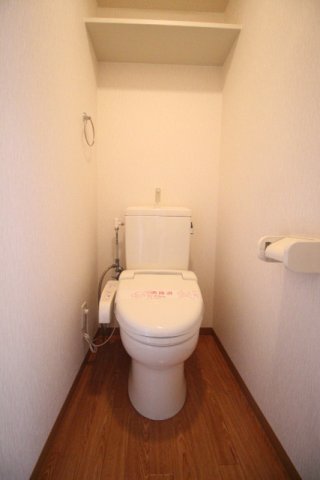 トイレ　落ち着いた色調のトイレです