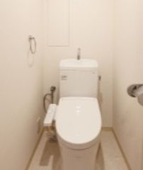 トイレ　落ち着いた色調のトイレです