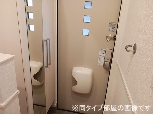 玄関　同タイプ部屋の写真です。