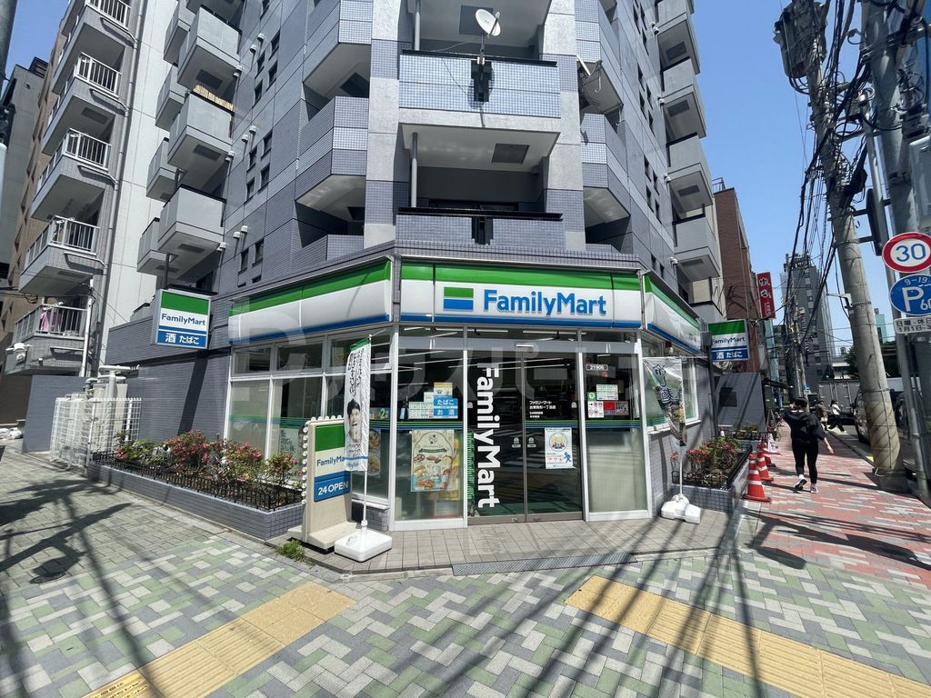 コンビニ　ファミリーマート台東駒形一丁目店（コンビニ）まで70m