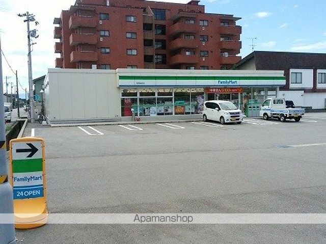 コンビニ　ファミリーマート（コンビニ）まで217m