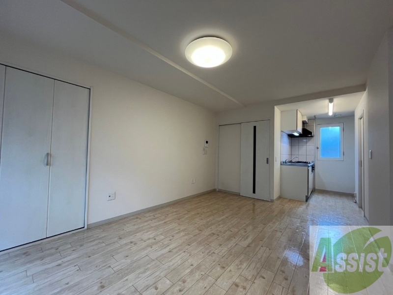 居室・リビング　木目のフローリングは落ち着きのある印象のお部屋になりますね。