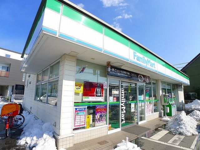 コンビニ　ファミリーマート桐生広沢店（コンビニ）まで800m