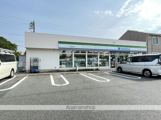 コンビニ　ファミリーマート（コンビニ）まで771m