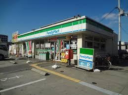 コンビニ　ファミリーマート 東大阪三島店（コンビニ）まで303m