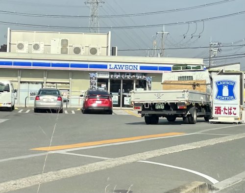 コンビニ　ローソン 八尾服部川店（コンビニ）まで1013m
