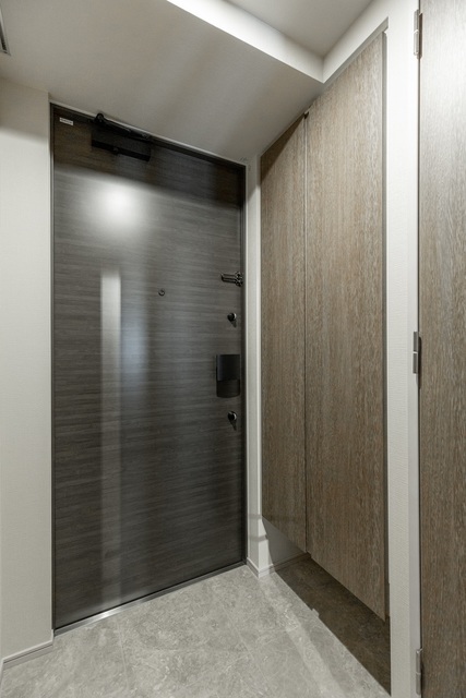 玄関　白を基調としたスタイリッシュな玄関スペース。