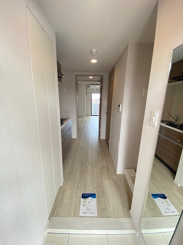 玄関　（参考写真）同じ間取の別のお部屋です