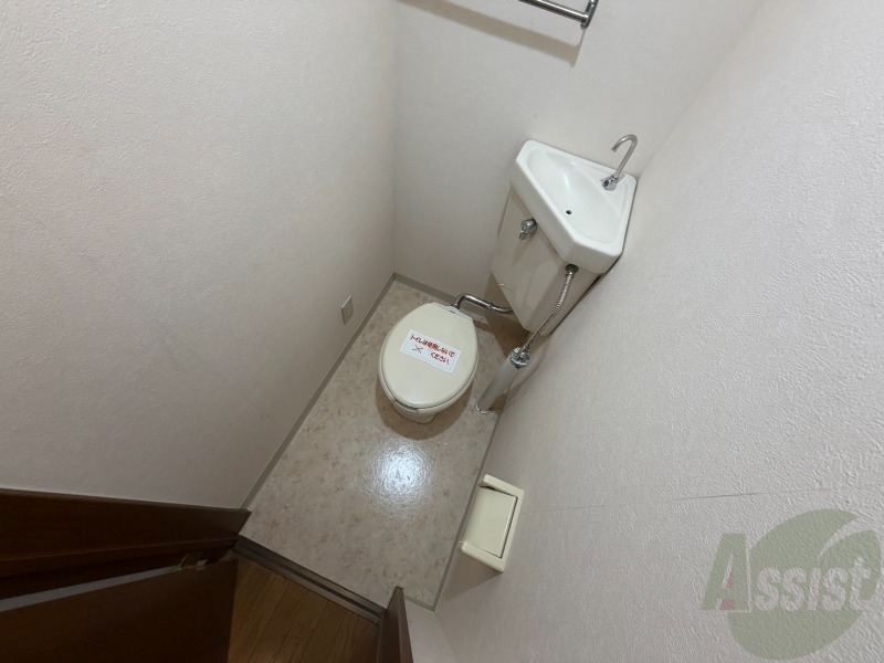 トイレ　広々お使いいただけるお手洗いになっています。