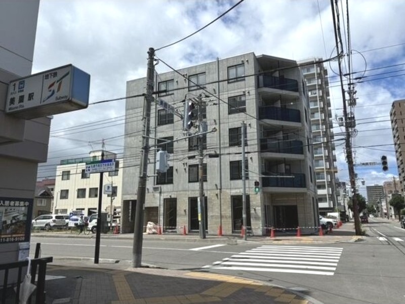 その他共有部分　横断歩道を渡ると地下鉄入口♪