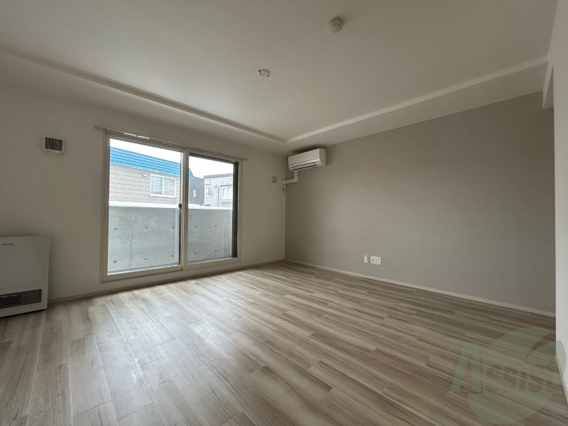 居室・リビング　木目のフローリングは落ち着きのある印象のお部屋になりますね。