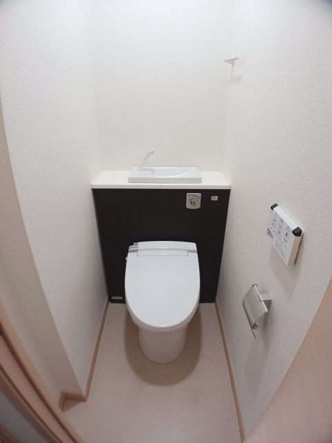高松琴平電鉄長尾線 花園駅 徒歩11分 3階建 築14年のトイレ写真