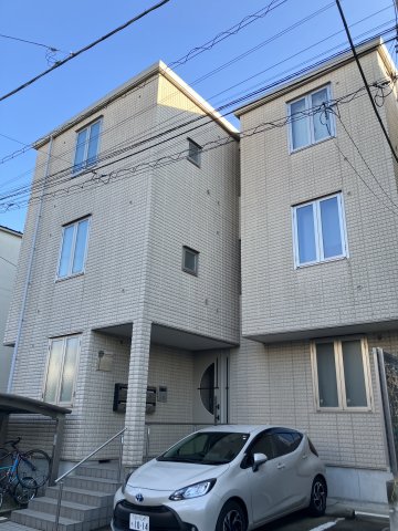 建物外観　名前の通り、立派な桜並木のそばに立地のヘーベルメゾン。